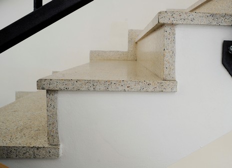 Detail stupnice – podstupnice, kaskádový sokl